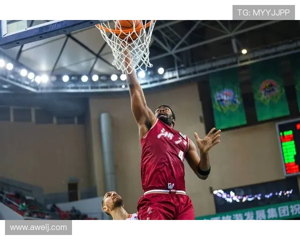 山东男篮与北京首钢激战正酣谁能在这场对决中笑到最后